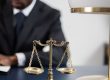 Jeune avocat en consultation, sujet Salaire avocat