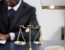 Jeune avocat en consultation, sujet Salaire avocat
