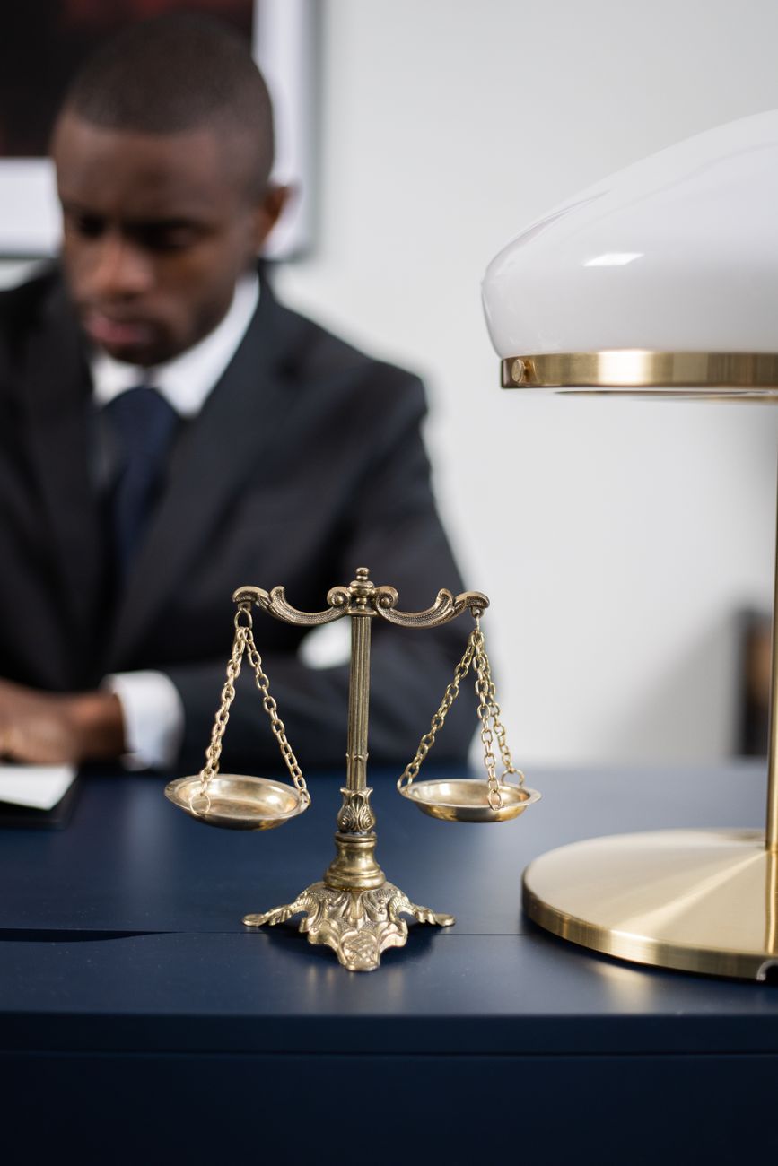 Jeune avocat en consultation, sujet Salaire avocat