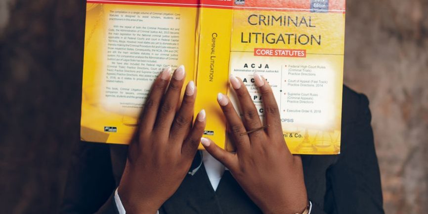 comment-devenir-avocat-etudes-etapes-et-debouches Étudiant en droit aspirant à devenir avocat