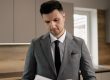 Juriste en immobilier travaillant sur un dossier de vente