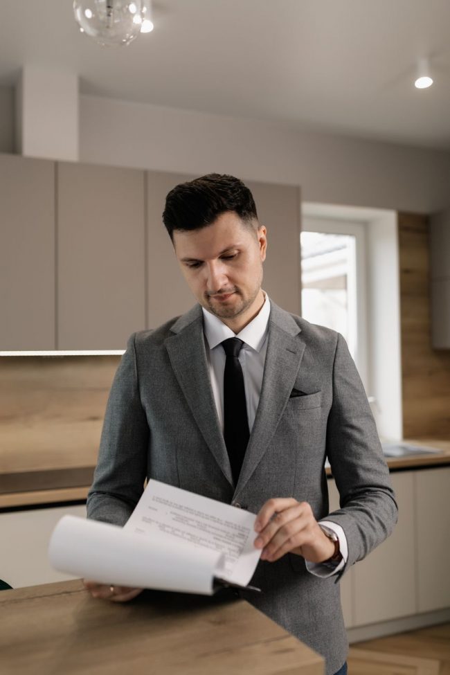 Juriste en immobilier travaillant sur un dossier de vente
