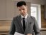 Juriste en immobilier travaillant sur un dossier de vente