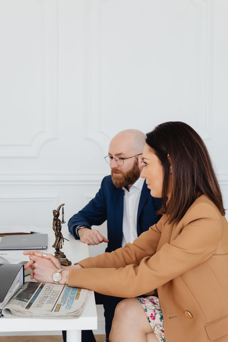 master-en-droit-international-parcours-admission-et-debouches Étudiant en Master en droit international travaillant sur des textes juridiques internationaux