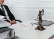 Commissaire de justice signifiant un avis de poursuite