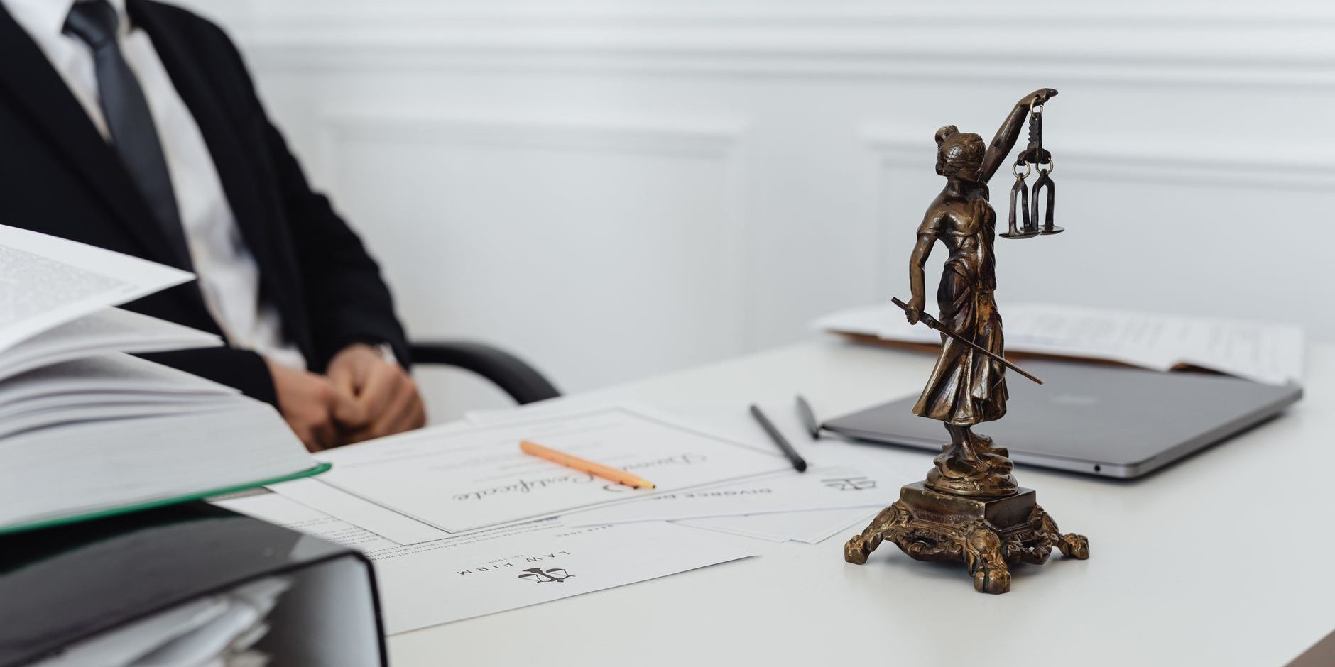 Commissaire de justice signifiant un avis de poursuite