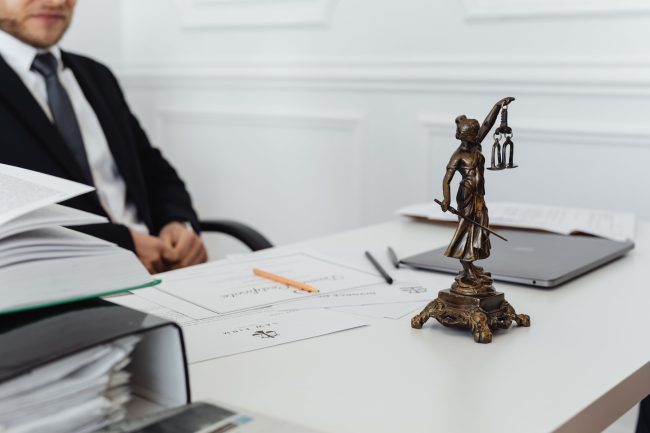 Commissaire de justice signifiant un avis de poursuite