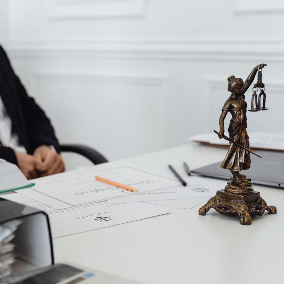 Commissaire de justice signifiant un avis de poursuite