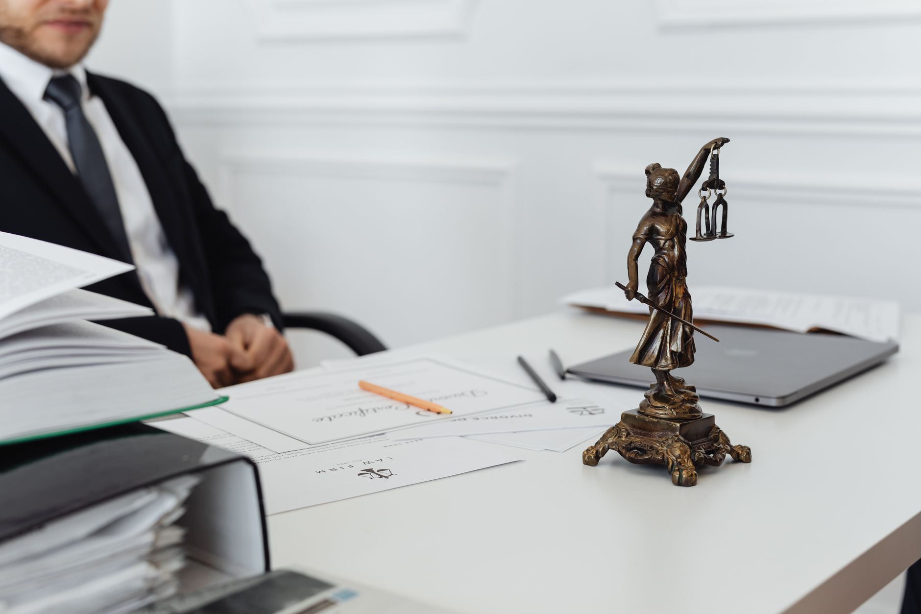 Commissaire de justice signifiant un avis de poursuite